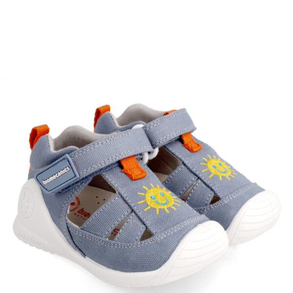 Sandalia de la marca Biomecanics modelo 222183 en color azul. Sandalia de lona ideal para primeros pasos. Diseño ligero, flexible y resistente. Plantilla extraíble transpirable. Forro 100% algodón. Suela de goma antideslizante. Cierre con velcro. Protección en la puntera.