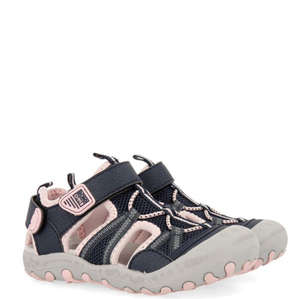 Sandalia de la marca Gioseppo modelo Mazatlan en color azul y rosa. Sandalias deportivas azul marino con detalles rosas. Cierre ajustable al tobillo. Puntera reforzada.