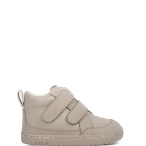 Zapato respetuoso de la marca Muris Brand modelo Sintra en color Taupe Zapato de corte alto en el tobillo, aporta seguridad y comodidad sin perder la esencia barefoot: suela flexible y total libertad de movimientos. Cierre de doble velcro. Zapato vegano ligero, flexible y cómodo.
